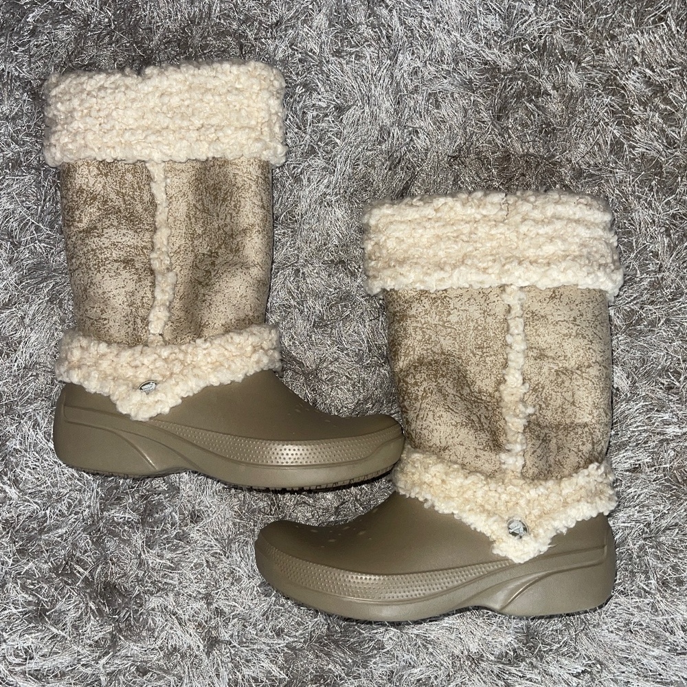 Women’s Crocs Beige Nadia Sherpa Lined / Faux Fur Trim Boots Size 6
